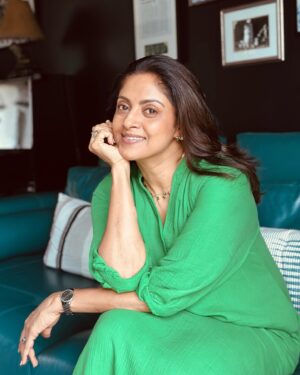Nadhiya Instagram - Feeling green and serene 🍀🌿🌴

#greenvibes #portrait #chilling