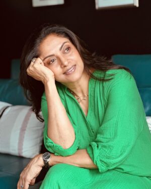 Nadhiya Instagram - Feeling green and serene 🍀🌿🌴

#greenvibes #portrait #chilling
