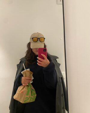 Nadia Al Saidi Instagram - Una rosa, rodaje, teatro, un árbol de navidad, comida y un npc