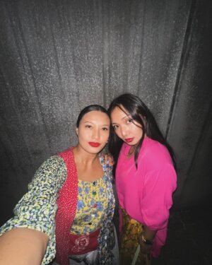 Nadia Aqilah Instagram - Bertahun dah kawan selalu cakap “nyah apsal susah sangat ek orang nak bagi kita berlakon sama2?”

Cut to 2024 : Meniaga bersama, soon will be sharing the screen together, dan seterusnya bakal berkongsi pentas bersama (surprise)! 

Double N. To many more sunsets, tears and happiness together. Ok jom mintak izin suami untuk double N trip? 🫶🏽