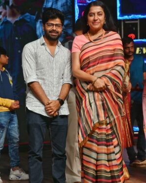 Nagabhushana N S Instagram - Fan boy moment ❤
ಅವರ ನಗು ❤
Some photos put a smile on your parents face. This is in such photo :) 
@suhasinihasan

PC : @chitrataramanu