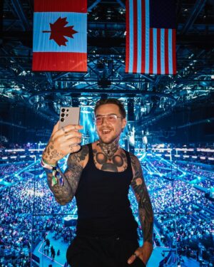 Naglis Bierancas Instagram - Kaip smagu nuolatos turėri tų pirmų kartų ir juos išgyventi. 🥰
Pirmas kartas LA, pirmas Korėjietiškas BBQ, pirmas K-pop muzikos festivalis. Ir taip, aš galiu suprasti, kodėl žmonės eina iš proto dėl tų visų grupių! Jos kausto žvilgsnį savo įmantriom choreografijom, kas "mūsų" pasaulyje nėra labai įprasta, net buvau pagalvojęs, kad kokie One Direction bernai nu tikrai rūkytų kamputy dabar. Tiek panos, tiek bičai yra super cute išvaizdos, labai stilingi, nu tokie baby face gražuoliukai, kur užtenka žmones parodyt ekrane dar jiem neišėjus į sceną, o arena jau klyyykia! Šiaip klykia po kiekvienų žodžių ar judesių, o judėt chebra moka. Pvz kada paskutinį kart matėt 11os merginų sastatą grupėje? Nu aš pvz niekada. Sveiki, man dvigubą Spice Girls su daug šokių ir dainų.😀 O dainos tokios catchy, kad kai kurios strigo ir mum, nors girdėjom pirmą kartą. 
Šiaip laaabai faina patirtis, ir kaip smagu, kad tokia didžiulė krūva prisiminimų telpa tiesiog kišenėje. Akimirkos įamžintos Samsung telefonu, nuguls mano instagramo dienorašty, o aš tvirtinu, kad tikrai no bad seats #withgalaxy! ✨️ 
P.S. Kartočiau viską! 🫰🏻
#reklama @samsunglt #teamgalaxy galaxy #galaxys24ultra #losangeles