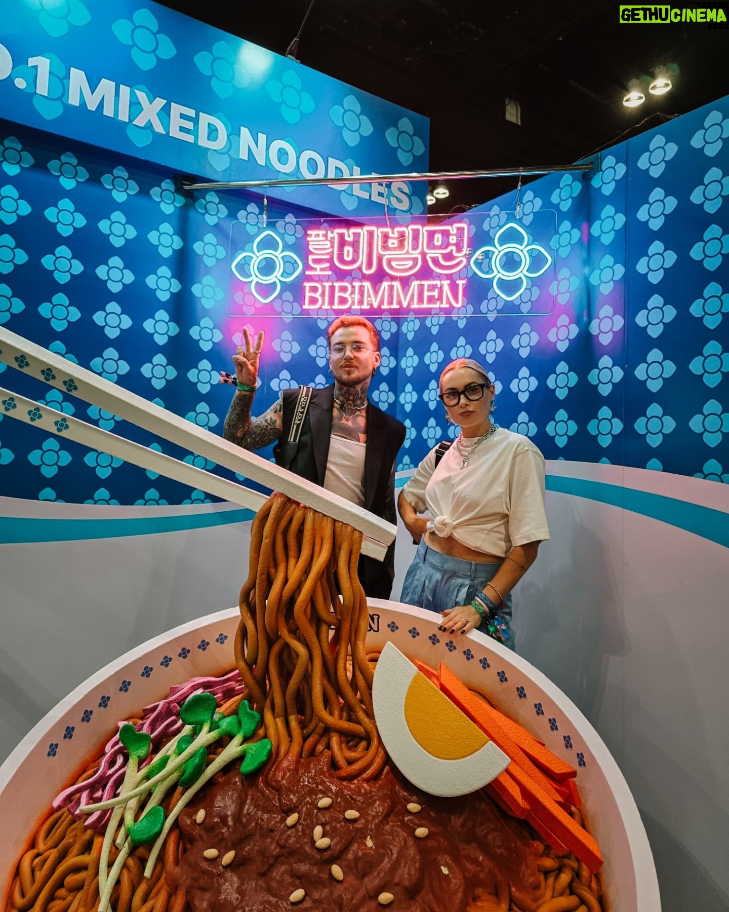 Naglis Bierancas - 4.4K Likes - Kaip smagu nuolatos turėri tų pirmų kartų ir juos išgyventi. 🥰
Pirmas kartas LA, pirmas Korėjietiškas BBQ, pirmas K-pop muzikos festivalis. Ir taip, aš galiu suprasti, kodėl žmonės eina iš proto dėl tų visų grupių! Jos kausto žvilgsnį savo įmantriom choreografijom, kas "mūsų" pasaulyje nėra labai įprasta, net buvau pagalvojęs, kad kokie One Direction bernai nu tikrai rūkytų kamputy dabar. Tiek panos, tiek bičai yra super cute išvaizdos, labai stilingi, nu tokie baby face gražuoliukai, kur užtenka žmones parodyt ekrane dar jiem neišėjus į sceną, o arena jau klyyykia! Šiaip klykia po kiekvienų žodžių ar judesių, o judėt chebra moka. Pvz kada paskutinį kart matėt 11os merginų sastatą grupėje? Nu aš pvz niekada. Sveiki, man dvigubą Spice Girls su daug šokių ir dainų.😀 O dainos tokios catchy, kad kai kurios strigo ir mum, nors girdėjom pirmą kartą.
Šiaip laaabai faina patirtis, ir kaip smagu, kad tokia didžiulė krūva prisiminimų telpa tiesiog kišenėje. Akimirkos įamžintos Samsung telefonu, nuguls mano instagramo dienorašty, o aš tvirtinu, kad tikrai no bad seats #withgalaxy! ✨️
P.S. Kartočiau viską! 🫰🏻
#reklama @samsunglt #teamgalaxy galaxy #galaxys24ultra #losangeles