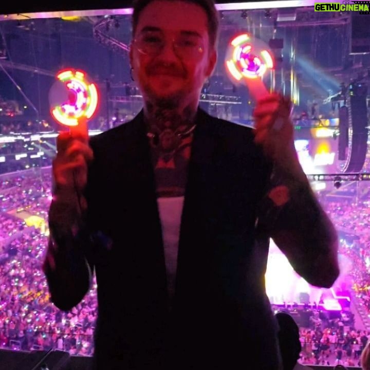 Naglis Bierancas - 4.4K Likes - Kaip smagu nuolatos turėri tų pirmų kartų ir juos išgyventi. 🥰
Pirmas kartas LA, pirmas Korėjietiškas BBQ, pirmas K-pop muzikos festivalis. Ir taip, aš galiu suprasti, kodėl žmonės eina iš proto dėl tų visų grupių! Jos kausto žvilgsnį savo įmantriom choreografijom, kas "mūsų" pasaulyje nėra labai įprasta, net buvau pagalvojęs, kad kokie One Direction bernai nu tikrai rūkytų kamputy dabar. Tiek panos, tiek bičai yra super cute išvaizdos, labai stilingi, nu tokie baby face gražuoliukai, kur užtenka žmones parodyt ekrane dar jiem neišėjus į sceną, o arena jau klyyykia! Šiaip klykia po kiekvienų žodžių ar judesių, o judėt chebra moka. Pvz kada paskutinį kart matėt 11os merginų sastatą grupėje? Nu aš pvz niekada. Sveiki, man dvigubą Spice Girls su daug šokių ir dainų.😀 O dainos tokios catchy, kad kai kurios strigo ir mum, nors girdėjom pirmą kartą.
Šiaip laaabai faina patirtis, ir kaip smagu, kad tokia didžiulė krūva prisiminimų telpa tiesiog kišenėje. Akimirkos įamžintos Samsung telefonu, nuguls mano instagramo dienorašty, o aš tvirtinu, kad tikrai no bad seats #withgalaxy! ✨️
P.S. Kartočiau viską! 🫰🏻
#reklama @samsunglt #teamgalaxy galaxy #galaxys24ultra #losangeles