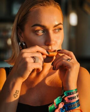 Naglis Bierancas Instagram - Kaip smagu nuolatos turėri tų pirmų kartų ir juos išgyventi. 🥰
Pirmas kartas LA, pirmas Korėjietiškas BBQ, pirmas K-pop muzikos festivalis. Ir taip, aš galiu suprasti, kodėl žmonės eina iš proto dėl tų visų grupių! Jos kausto žvilgsnį savo įmantriom choreografijom, kas "mūsų" pasaulyje nėra labai įprasta, net buvau pagalvojęs, kad kokie One Direction bernai nu tikrai rūkytų kamputy dabar. Tiek panos, tiek bičai yra super cute išvaizdos, labai stilingi, nu tokie baby face gražuoliukai, kur užtenka žmones parodyt ekrane dar jiem neišėjus į sceną, o arena jau klyyykia! Šiaip klykia po kiekvienų žodžių ar judesių, o judėt chebra moka. Pvz kada paskutinį kart matėt 11os merginų sastatą grupėje? Nu aš pvz niekada. Sveiki, man dvigubą Spice Girls su daug šokių ir dainų.😀 O dainos tokios catchy, kad kai kurios strigo ir mum, nors girdėjom pirmą kartą. 
Šiaip laaabai faina patirtis, ir kaip smagu, kad tokia didžiulė krūva prisiminimų telpa tiesiog kišenėje. Akimirkos įamžintos Samsung telefonu, nuguls mano instagramo dienorašty, o aš tvirtinu, kad tikrai no bad seats #withgalaxy! ✨️ 
P.S. Kartočiau viską! 🫰🏻
#reklama @samsunglt #teamgalaxy galaxy #galaxys24ultra #losangeles