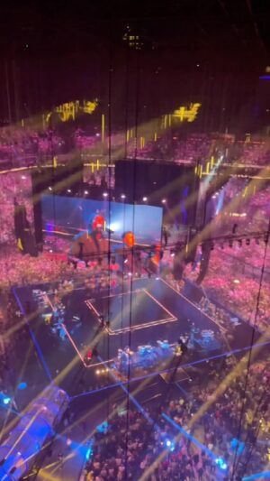 Nagui Instagram - 😮Comment on monte une scène à Paris La Défense Arena ?
 
😎Pour vous permettre d’assister à un show mémorable, toutes les équipes contribuent à une mise en configuration millimétrée.
 
🙌Ce sont ces personnes de l’ombre qui travaillent sans relâche pour vous faire vivre une expérience unique à chaque passage chez nous.
 
😍Un exemple de ce qui a été fait notamment pour l’événement des 30 ans de @taratataofficiel qui s’est déroulé le 5 octobre 2023.
