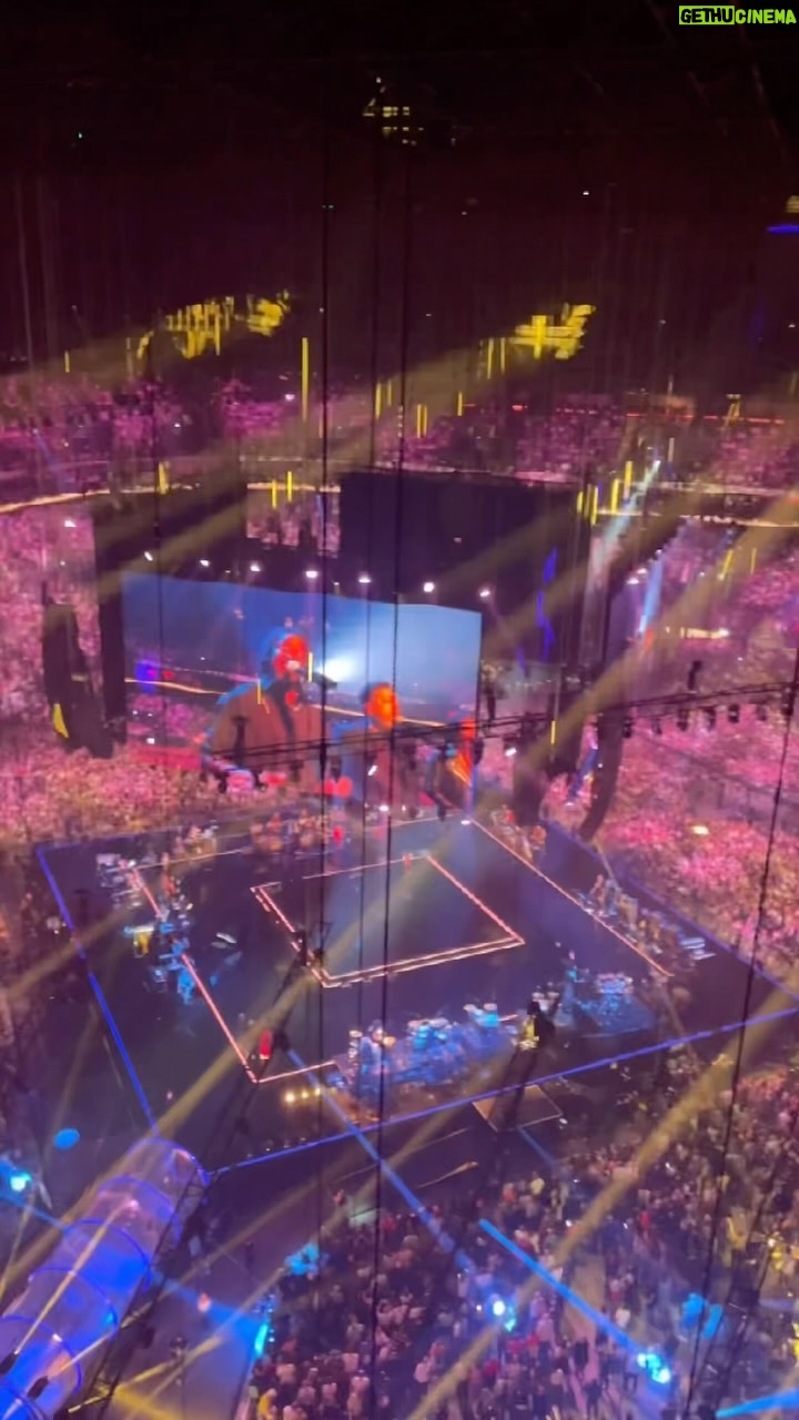 Nagui - 1.7K Likes - 😮Comment on monte une scène à Paris La Défense Arena ?
😎Pour vous permettre d’assister à un show mémorable, toutes les équipes contribuent à une mise en configuration millimétrée.
🙌Ce sont ces personnes de l’ombre qui travaillent sans relâche pour vous faire vivre une expérience unique à chaque passage chez nous.
😍Un exemple de ce qui a été fait notamment pour l’événement des 30 ans de @taratataofficiel qui s’est déroulé le 5 octobre 2023.