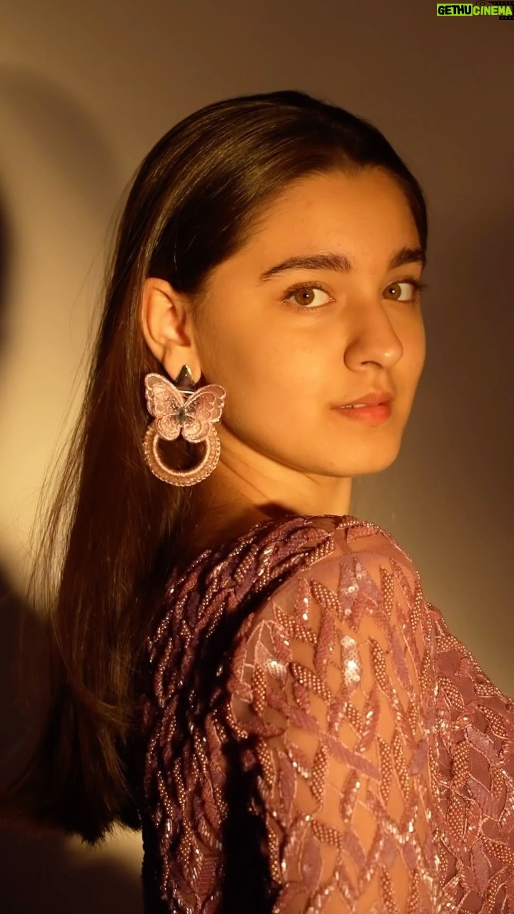 Naisha Khanna - 41.9K Likes - Admirin’ you!♥️✨🪽
👗- @the_adhya_designer
#explorepage #trending #fyp #naishakhanna #karanaujla #viral