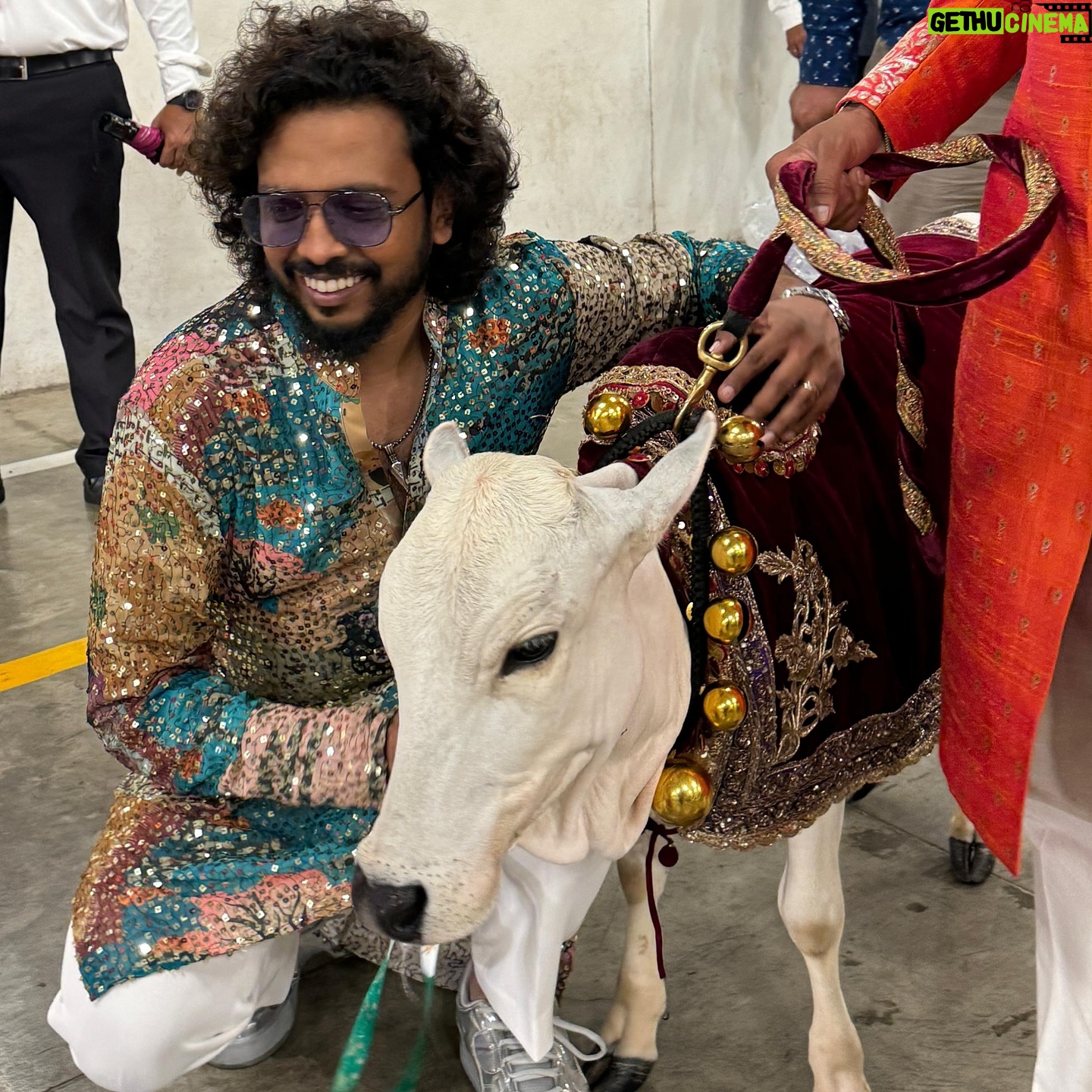 Nakash Aziz - 1.4K Likes - Hanging out with THE GUYS 🐄.. #cow
#ambani #ambaniwedding #marraige #shadi #wedding #weddingseason #anantradhikawedding #anantambaniradhikamerchantpreweddingfunction
