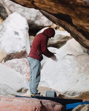Nalle Hukkataival Instagram - When it’s too cold to feel feelings but you still try 🥶 📷 @alexaristei @blackdiamond @lasportivagram