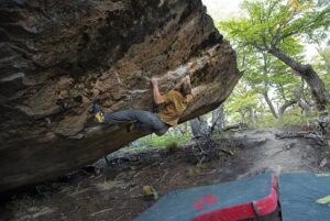 Nalle Hukkataival Instagram - Casi Nipo for my last day in El Chaltén. Absolutely incredible cluster of boulders! We enjoyed all the classics and I managed to open a new boulder to the right side of El Puma. Took a lot of brainwork to figure out this project but at the end of the day ’Buenas retardes’ was born. Extra stoked on this one! Climbs so well and a contender for the hardest boulder in Chaltén. Couldn’t have asked for a better ending for the trip. Peace out Patagonia! 🙌 📷 @nicogantz 
@blackdiamond @lasportivagram