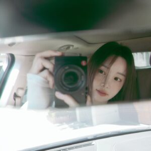 Nam Gyu-ri Instagram - 오늘아침 햇살은 ☀️
작년가을 파리의 아침이 생각나는🍀🍒👧🏻🎬