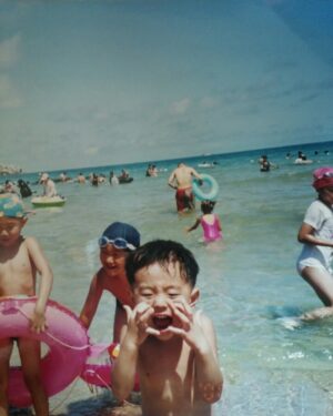 Nam Yoon-su Instagram - 안녕하세요. 남윤수입니다
그저 당연히 해야 할 일로 인식했던, 
더불어 작은 결심들과 만감이 겹치고 솟아, 이렇게 시간이 지나니 아버지께 좋은 나날을 선물해 드린 것 같아서 기쁩니다.
또한 오늘 기사로 먼저 접하시고 다독여주신 팬분들, 수일간 따뜻하게 맞아주신 병원 관계자분들께 정말 감사드립니다. 
앞으로 두렵고 망설이는 일들 앞에서, 
선뜻 손 내밀 수 있는 사람이 되겠습니다.
이식을 앞둔, 기다리고 계실 환자분들도 진심을 다해 응원하겠습니다.🌟.