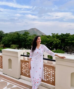 Namita Dubey Instagram - A dip, a stroll, some searing clarity in the air & just unlaboured foliage all around. What more🦚 can I want! 

Host and palatial Home @mementosbyitchotels_jaipur ✨
PR @khyathisolutions ✨

 #hosted