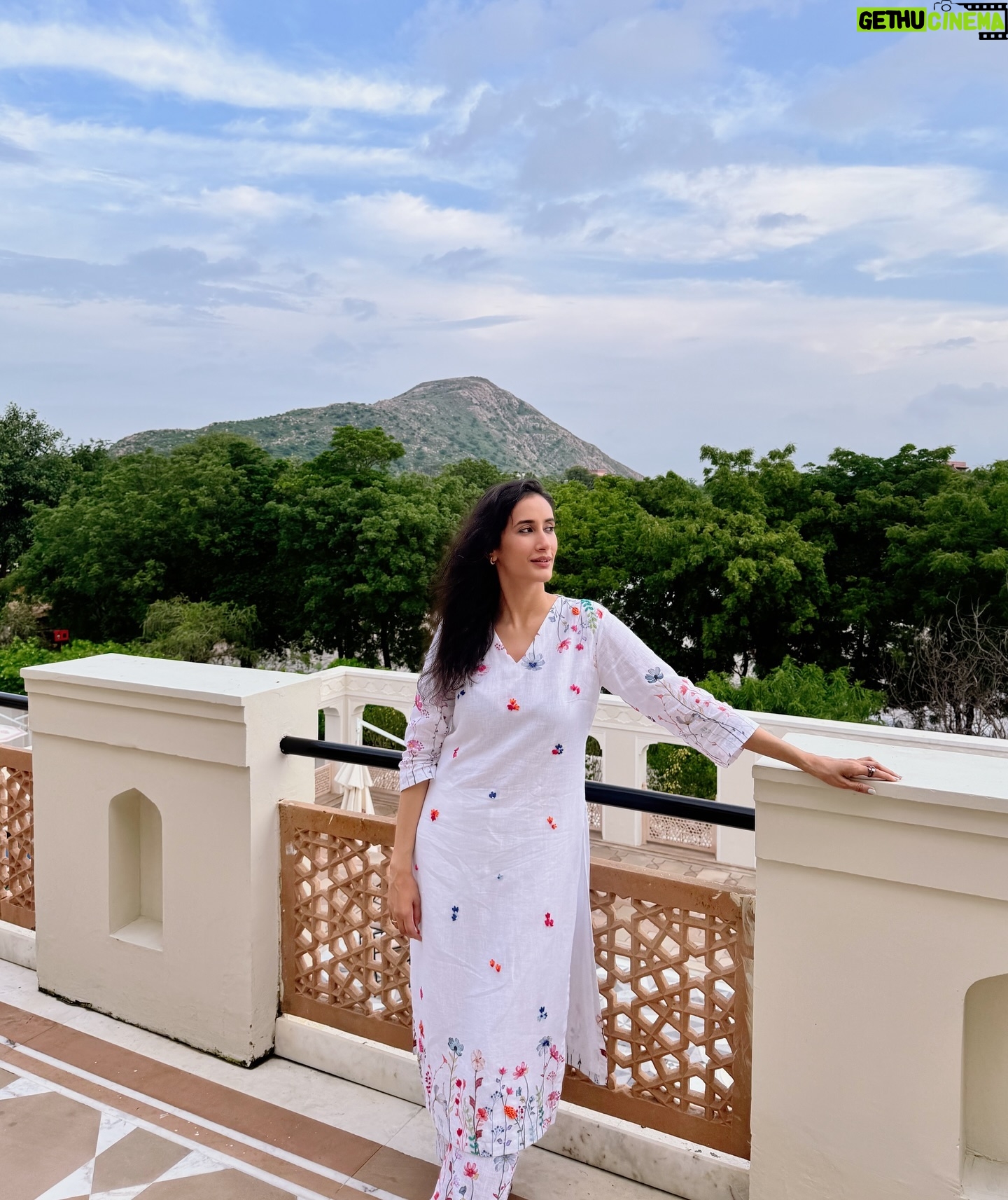 Namita Dubey - 36.7K Likes - A dip, a stroll, some searing clarity in the air & just unlaboured foliage all around. What more🦚 can I want!
Host and palatial Home @mementosbyitchotels_jaipur ✨
PR @khyathisolutions ✨
#hosted