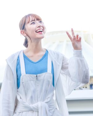 Nana Asakawa Instagram - うちのカメラマン、先日「ななさんの素材撮らなきゃ！」と
本日ラス日を迎えるスペマンを背景に撮って人まで消してくれました。笑
2枚目が本来の背景。笑

スペマンとーっても大好きだったな〜
1人でスペマン乗ってにやついたら負け、っていうゲームをよくしてました。※ひとりで※

ありがとうスペースマウンテン！
2027年たのしみ☺︎