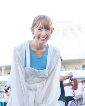 Nana Asakawa Instagram - うちのカメラマン、先日「ななさんの素材撮らなきゃ！」と
本日ラス日を迎えるスペマンを背景に撮って人まで消してくれました。笑
2枚目が本来の背景。笑

スペマンとーっても大好きだったな〜
1人でスペマン乗ってにやついたら負け、っていうゲームをよくしてました。※ひとりで※

ありがとうスペースマウンテン！
2027年たのしみ☺︎