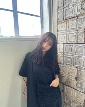 Nana Yamada Instagram - 久しぶりに写真撮ってもらった🙄

今日は早朝から移動して撮影でした📷
動きやすいこのワンピース重宝してます...🐕🤎
ワンピースも肩がけバッグも @freaksstore_official 👜

さっ、明日もがんばるよ〜〜☺️♡
明日はお知らせがありますっ📢