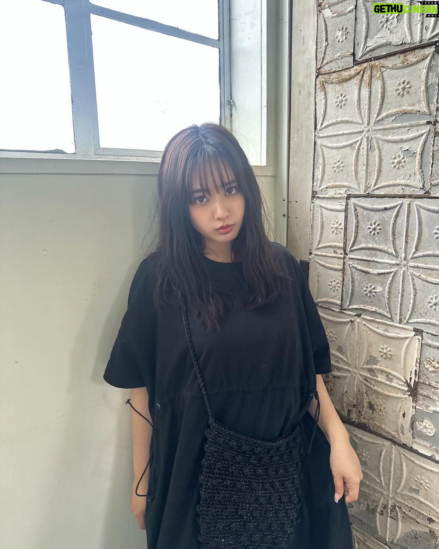 Nana Yamada - 6.8K Likes - 久しぶりに写真撮ってもらった🙄
今日は早朝から移動して撮影でした📷
動きやすいこのワンピース重宝してます...🐕🤎
ワンピースも肩がけバッグも @freaksstore_official 👜
さっ、明日もがんばるよ〜〜☺️♡
明日はお知らせがありますっ📢