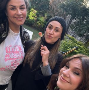 Nancy Dupláa Instagram - Hoy a las 20 hs en @planeta9.ok una charla hermosa con estas divinas q este trabajo me dio la posibilidad de conocerlas y quererlas!!!

@exitlaobra #Goyo ..el recorrido y la vida misma ❤️

Gracias
@edithhermida 
@maiachacra 
@verocastanares 

Y con estos angelitos q me dejaron soñada

@cecimartinezmkp 
@moromartinezmkp 
Siempre con el asesoramiento de mi ❤️
@caromarafioti 

Gracias!!

Y gracias @canal9oficial querido❤️✨