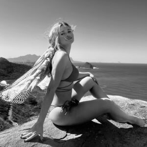 Nanda Ziegler Instagram - #pabloneruda “Ode ao Rio de Janeiro.”

Rio de Janeiro, a água
é a tua bandeira,
agita as suas cores,
sopra e soa no vento,
cidade,
náiade negra,
de claridade sem fim,
de fervente sombra,
de pedra com espuma
é o teu tecido,
o lúcido balanço
da tua rede marinha,
o azul movimento
dos teus pés arenosos,
o aceso ramo
dos teus olhos.
Rio, Rio de Janeiro,
os gigantes
salpicaram a tua estátua
com pontos de pimenta,
deixaram
na tua boca
lombos do mar, nadadeiras
pertubadoramente indolentes,
promontórios
da fertilidade,tetas da água,
declives de granito,
lábios de ouro,
e entre a pedra quebrada
o sol marinho
iluminando
espumas estreladas.
