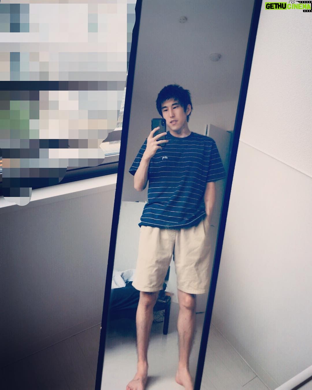 Naokiman - 5.1K Likes - 全身が見たいというリクエスト。
たしかに初かもな。
安心してくださいいつもフルチンじゃないです✌️
みんな何してる?
#naokimanshow #stussy #顎 #アゴ #アゴ映え #顎映え #ユーチューバー #youtuber #ナオキマンショー