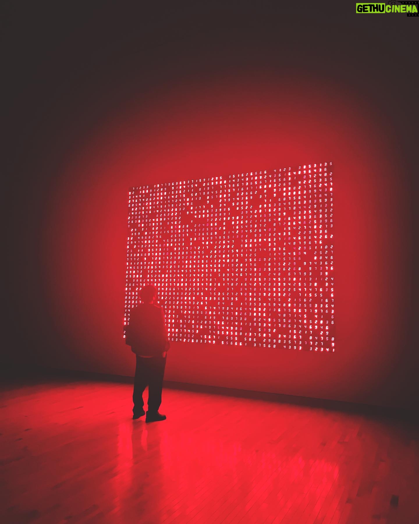 Naokiman - 5.6K Likes - ジャン・プルーヴェ展に行ってきました!
最近インテリアにハマってて色んな椅子見てます笑
赤いデジタルの部屋は宮島達男さんの作品で『それは変化し続ける、それはあらゆるものと関係を結ぶ、それは永遠に続く』という意味が込められているそうです…..カッコよかった