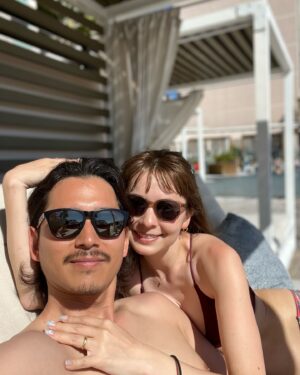 Naomi Lorraine Frank Instagram - .
.
@princewaikikijp のカバナ予約して、
寝たり体焼いたり、熱くなったらプールで涼んだり🫶🏻

コーヒーも頼んだりしてひたすらプールチル😎

2人でゆっくり過ごせて楽しかったね☺️🩷
.
.
#新婚旅行#ハワイ#hawaii#honeymoon#princewaikiki #プリンスワイキキ#pr#基本友達達といるから#2人だけの時間#新鮮でした#チーム時差投稿