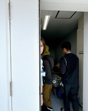 Naomi Trauden Instagram - 早紀はいつだってのぞいてます🫣

みんなが頑張って撮影してるところを、いつも見てるのです。笑

マウンテンドクター5話、今夜22時！見てね🫣
