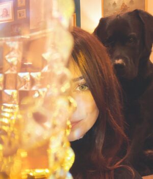 Nastassja Strobel Instagram - Cheers ihr Lieben ❤️ und frohe Weihnachten euch allen!!
Hoffentlich kommt ihr dazu die Beine hochzulegen und was Gutes zu essen.
Ach so:
Kussis von Dean 

Wir hängen jetzt weiter auf der Couch ab (mit Nicolas Cage)
Schöne Feiertage ✨