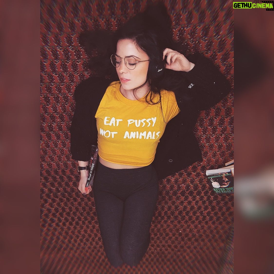 Nastassja Strobel - 8.5K Likes - Genieße hier gerade noch die letzten ruhigen Feierabende, bevor es am 12. Februar mit #beatyesterday los geht und ich Muskeln in meinem Körper entdecken werde, von denen ich nie gedacht hätte, dass sie existieren.
Deswegen ist jetzt noch mal Abhängen aufm Boden mit guter Musik und Gesellschaft angesagt. ✌️