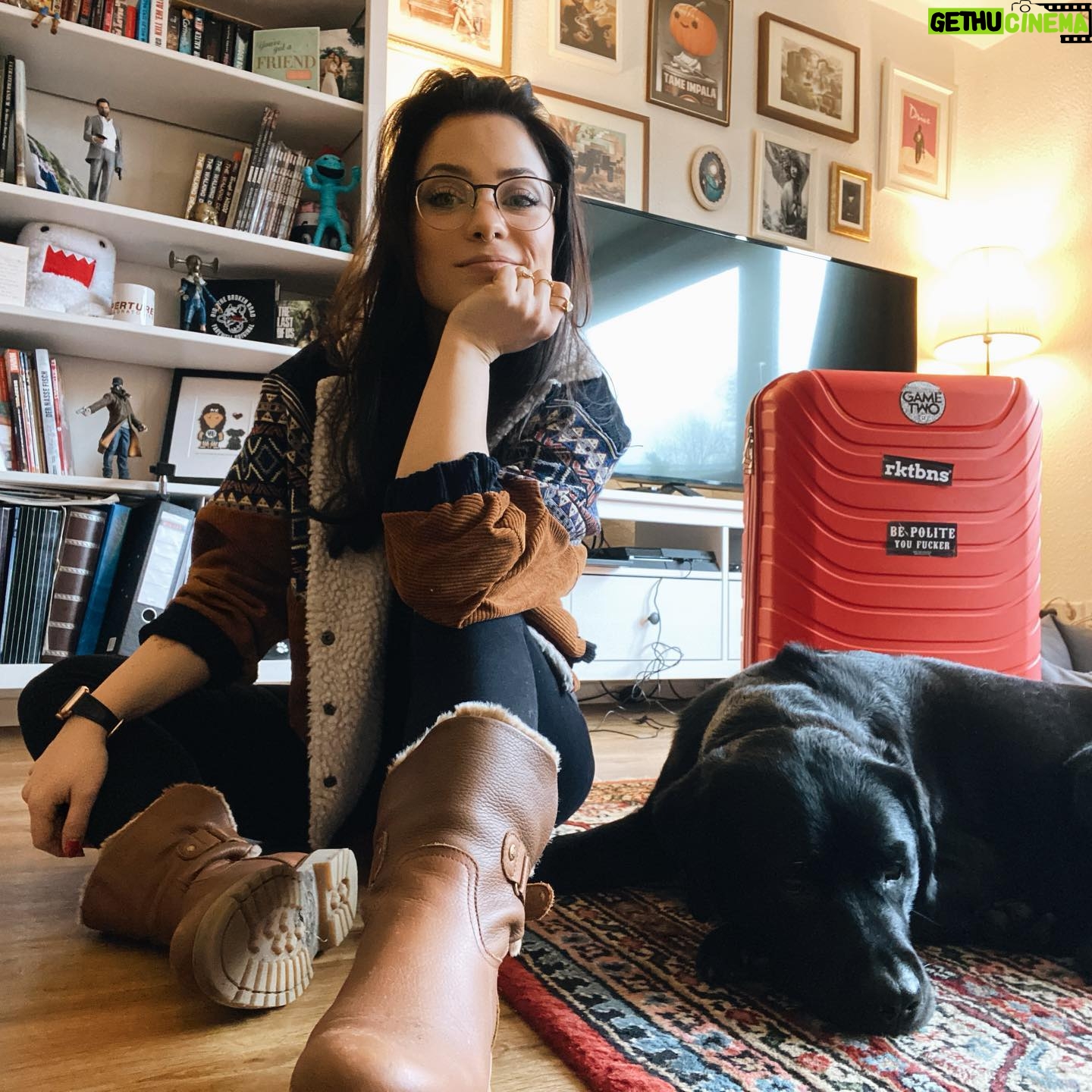 Nastassja Strobel - 7.3K Likes - Das motivierteste Reiseteam macht sich auf den Weg nach Berlin ✨
In Hamburg regnet es nur. In Berlin auch. Aber dann lieber, in der letzten Uralubswoche, inner Heimat komplett nass werden! #fun #obachtberlinwirkommen
