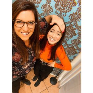 Nastassja Strobel Instagram - An meine Haare lass ich nur Wasser und @mirjav87 ✨
Wie lange machst du jetzt schon meine Haare? Drei oder vier Jahre? 
Egal.
Ich kann nie wieder irgendwen anderes dran lassen :)
Du bist die Beste 😘