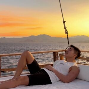 Nat Sakdatorn Instagram - 1st liveaboard and already looking forward to many more.

@bluescape.th #komodo #indonesia