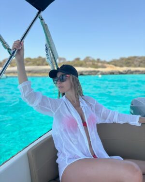 Natalia Instagram - 🌊✨🩷🛥️☀️ descubriendo #Menorca