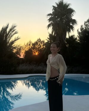 Natalia Azahara Instagram - Ibiza 🥚🍸💘🫂✨🍒🦋🌅🤓🐓!! :)