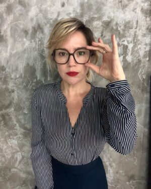 Natália Lage Instagram - como já dizia nosso amigo Fernando Pessoa 
“ver é irreversível” portanto, veja bem 💛 

a @visotica.rio além de ter uma variedade enorme de modelos (lindos!) ainda tem um atendimento super personalizado, cuidadoso, que fez com que eu me sentisse super segura nos meus novos óculos . 

e se assim como eu, também for seu caso, faça óculos multifocais e não queria mais outra vida..