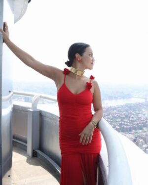 Natalia Reyes Instagram - Hoy hace un año estábamos en Nueva York iluminando el @empirestatebldg 💫 Celebrando a Colombia 🇨🇴 y diciéndole al mundo que somos un país lleno de gente alegre y berraca, que somos el segundo país más biodiverso del mundo y que queremos dejar atrás nuestra historia de violencia y ser reconocidos por nuestros múltiples talentos.
Gracias @consuladocolny @andresmejia07 por elegirme para ser la primera colombiana en tener este honor.. que VIVA COLOMBIA 💛💙❤️

•

A year ago today we were in New York lighting up the @empirestatebldg 💫 Celebrating Colombia 🇨🇴 and telling the world that we are a country full of happy and hardworking people, that we are the second most biodiverse country in the world and that we want to leave behind our history of violence and be recognized for our multiple talents.
Thank you @consuladocolny ​​@andresmejia07 for choosing me to be the first Colombian to have this honor.. LONG LIVE COLOMBIA 💛💙❤️

#Colombia #20deJulio #NataliaFromColombia