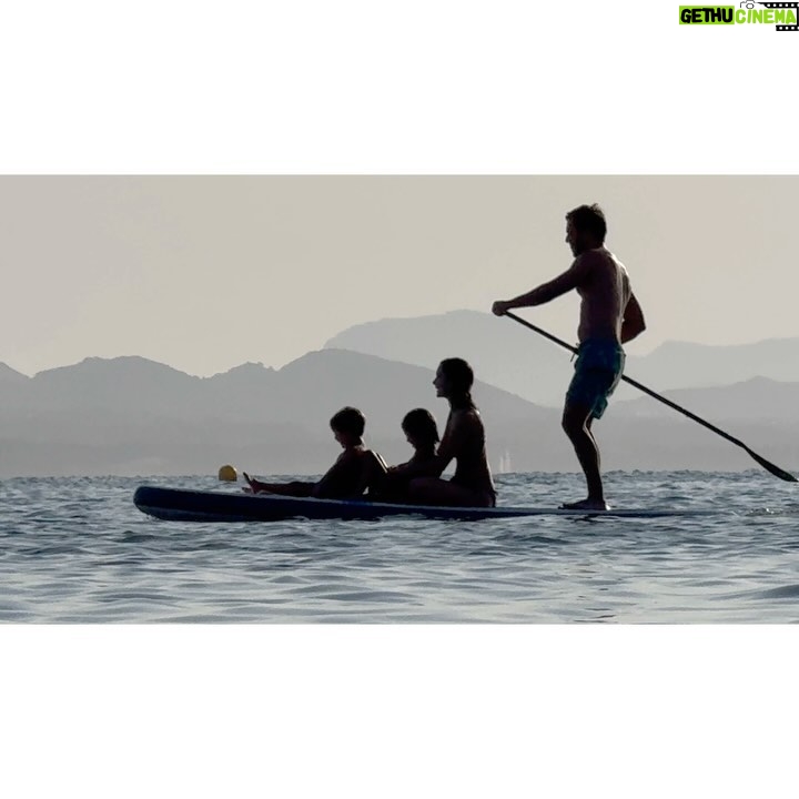 Natalia Sánchez - 41.5K Likes - PRIMERA PARADA #Verano2024 🌅
1: Último atardecer del viaje.
2: Yo, siendo “yo” y mis pobres hijos asumiéndolo. 🥸🔫
3: Neo imitando la locura de su madre(todo se pega…😂).
4:Dos de las sonrisas que más me llenan el alma.
5: Marc en su salsa…🔥
6: Lia diciendo que si enseña los dientes parecemos hermanas(yo dejando que lo crea, obviando los 28 años que nos separan…🤫).
7: Solos ante la inmensidad con el agua a 29°C.
8: Marc sintiéndose un Masái en canoa (pero no).
9: Neo aprendiendo a confiar.🥹
10: Lia y Neo haciéndome creer que no se van a pelear en todo el viaje(spoiler: era mentira😒).
El tiempo en familia es un regalo…🙏🥹