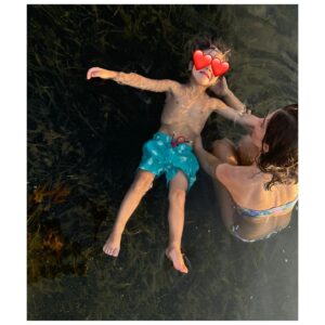 Natalia Sánchez Instagram - PRIMERA PARADA #Verano2024 🌅
1: Último atardecer del viaje.
2: Yo, siendo “yo” y mis pobres hijos asumiéndolo. 🥸🔫
3: Neo imitando la locura de su madre(todo se pega…😂).
4:Dos de las sonrisas que más me llenan el alma.
5: Marc en su salsa…🔥
6: Lia diciendo que si enseña los dientes parecemos hermanas(yo dejando que lo crea, obviando los 28 años que nos separan…🤫).
7: Solos ante la inmensidad con el agua a 29°C.
8: Marc sintiéndose un Masái en canoa (pero no).
9: Neo aprendiendo a confiar.🥹
10: Lia y Neo haciéndome creer que no se van a pelear en todo el viaje(spoiler: era mentira😒).

El tiempo en familia es un regalo…🙏🥹