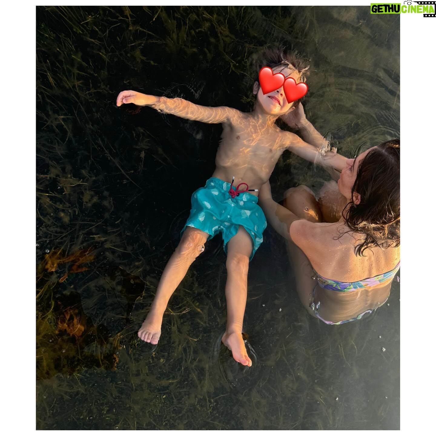 Natalia Sánchez - 41.5K Likes - PRIMERA PARADA #Verano2024 🌅
1: Último atardecer del viaje.
2: Yo, siendo “yo” y mis pobres hijos asumiéndolo. 🥸🔫
3: Neo imitando la locura de su madre(todo se pega…😂).
4:Dos de las sonrisas que más me llenan el alma.
5: Marc en su salsa…🔥
6: Lia diciendo que si enseña los dientes parecemos hermanas(yo dejando que lo crea, obviando los 28 años que nos separan…🤫).
7: Solos ante la inmensidad con el agua a 29°C.
8: Marc sintiéndose un Masái en canoa (pero no).
9: Neo aprendiendo a confiar.🥹
10: Lia y Neo haciéndome creer que no se van a pelear en todo el viaje(spoiler: era mentira😒).
El tiempo en familia es un regalo…🙏🥹