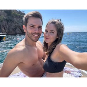 Natalia Sánchez Instagram - Pequeño resumen de la suerte que tengo de poder pasar 48h en el paraíso, acumulando recuerdos con personas maravillosas que te alegran la vida y a las que me llevaría a una isla desierta…☝️(con el de la última foto estoy en negociaciones, y la cosa pinta bien…☝️😏).
¡Queda oficialmente inaugurado un trocito del cielo: @zelhotels !🩵 Mañana… ¡vuelta a la realidad con las pilas cargadas! #FelizDomingo
