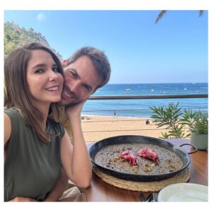 Natalia Sánchez Instagram - Pequeño resumen de la suerte que tengo de poder pasar 48h en el paraíso, acumulando recuerdos con personas maravillosas que te alegran la vida y a las que me llevaría a una isla desierta…☝️(con el de la última foto estoy en negociaciones, y la cosa pinta bien…☝️😏).
¡Queda oficialmente inaugurado un trocito del cielo: @zelhotels !🩵 Mañana… ¡vuelta a la realidad con las pilas cargadas! #FelizDomingo