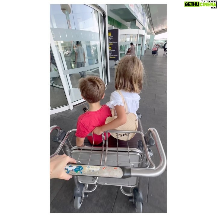 Natalia Sánchez - 41.5K Likes - PRIMERA PARADA #Verano2024 🌅
1: Último atardecer del viaje.
2: Yo, siendo “yo” y mis pobres hijos asumiéndolo. 🥸🔫
3: Neo imitando la locura de su madre(todo se pega…😂).
4:Dos de las sonrisas que más me llenan el alma.
5: Marc en su salsa…🔥
6: Lia diciendo que si enseña los dientes parecemos hermanas(yo dejando que lo crea, obviando los 28 años que nos separan…🤫).
7: Solos ante la inmensidad con el agua a 29°C.
8: Marc sintiéndose un Masái en canoa (pero no).
9: Neo aprendiendo a confiar.🥹
10: Lia y Neo haciéndome creer que no se van a pelear en todo el viaje(spoiler: era mentira😒).
El tiempo en familia es un regalo…🙏🥹