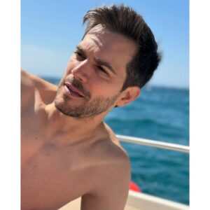 Natalia Sánchez Instagram - Pequeño resumen de la suerte que tengo de poder pasar 48h en el paraíso, acumulando recuerdos con personas maravillosas que te alegran la vida y a las que me llevaría a una isla desierta…☝️(con el de la última foto estoy en negociaciones, y la cosa pinta bien…☝️😏).
¡Queda oficialmente inaugurado un trocito del cielo: @zelhotels !🩵 Mañana… ¡vuelta a la realidad con las pilas cargadas! #FelizDomingo