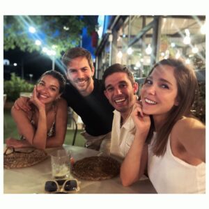 Natalia Sánchez Instagram - No sé los meses que llevábamos planeando vernos.. ¡Pero sucedió!🥹 
•A las 19:30h Ana y Víctor entraron por la puerta de casa.
•Jugaron con los peques.
 •Les regalaron una batería de juguete🥁🎶(ya les dijimos que, cuando los peques la toquen a las 6:30h de la mañana, les vamos llamar por videollamada, para que puedan seguir el progreso musical de cerca…☝️😏😈😉).
•Nos trajeron un detallito precioso para casa(me lo he llevado a mi camerino de la serie sin que Marc lo sepa, para disfrutarlo para mí solita a todas horas…🤫).
•Marc y yo negociamos algunas cosillas con los canijos (lo normal, vamos: hora de acostarse, cuántos capítulos de “dibus” pueden ver…[Siempre saben jugar sus cartas cuando estás JUSTO saliendo por la puerta…🏃‍♀️☝️😒])
•Resolvimos algunas dudas existenciales (Lia le preguntó a Víctor si sus tatuajes se iban con agua…😂🚿. 
•Y ¡NOS FUIMOS. CENAR LOS 4!🎉🙌
Nos faltaron horas… Pero nos pusimos al día, hicimos planes “muy especiales”…😉☝️, no reímos mucho y las 4 horas y media, pasaron volando… ✨💫 El tiempo vuela cuando estás a gusto y en familia…🥹🙏
Gracias por ser como sois y por el ratito tan maravilloso… 
Nos vemos muy pronto… ¡Qué nerviooooooos!!💍👰🏽🤵🏽💒(No estoy buscando vestido para el gran día… estoy buscando proveedor de pañuelos… para la llorera que me espera…🥹 Tic, tac, tic, tac….)