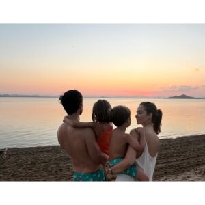 Natalia Sánchez Instagram - PRIMERA PARADA #Verano2024 🌅
1: Último atardecer del viaje.
2: Yo, siendo “yo” y mis pobres hijos asumiéndolo. 🥸🔫
3: Neo imitando la locura de su madre(todo se pega…😂).
4:Dos de las sonrisas que más me llenan el alma.
5: Marc en su salsa…🔥
6: Lia diciendo que si enseña los dientes parecemos hermanas(yo dejando que lo crea, obviando los 28 años que nos separan…🤫).
7: Solos ante la inmensidad con el agua a 29°C.
8: Marc sintiéndose un Masái en canoa (pero no).
9: Neo aprendiendo a confiar.🥹
10: Lia y Neo haciéndome creer que no se van a pelear en todo el viaje(spoiler: era mentira😒).

El tiempo en familia es un regalo…🙏🥹