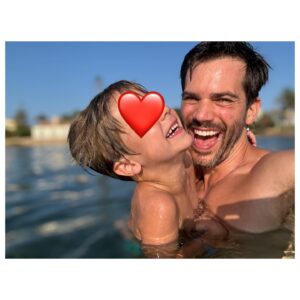 Natalia Sánchez Instagram - PRIMERA PARADA #Verano2024 🌅
1: Último atardecer del viaje.
2: Yo, siendo “yo” y mis pobres hijos asumiéndolo. 🥸🔫
3: Neo imitando la locura de su madre(todo se pega…😂).
4:Dos de las sonrisas que más me llenan el alma.
5: Marc en su salsa…🔥
6: Lia diciendo que si enseña los dientes parecemos hermanas(yo dejando que lo crea, obviando los 28 años que nos separan…🤫).
7: Solos ante la inmensidad con el agua a 29°C.
8: Marc sintiéndose un Masái en canoa (pero no).
9: Neo aprendiendo a confiar.🥹
10: Lia y Neo haciéndome creer que no se van a pelear en todo el viaje(spoiler: era mentira😒).

El tiempo en familia es un regalo…🙏🥹