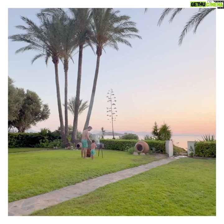Natalia Sánchez - 41.5K Likes - PRIMERA PARADA #Verano2024 🌅
1: Último atardecer del viaje.
2: Yo, siendo “yo” y mis pobres hijos asumiéndolo. 🥸🔫
3: Neo imitando la locura de su madre(todo se pega…😂).
4:Dos de las sonrisas que más me llenan el alma.
5: Marc en su salsa…🔥
6: Lia diciendo que si enseña los dientes parecemos hermanas(yo dejando que lo crea, obviando los 28 años que nos separan…🤫).
7: Solos ante la inmensidad con el agua a 29°C.
8: Marc sintiéndose un Masái en canoa (pero no).
9: Neo aprendiendo a confiar.🥹
10: Lia y Neo haciéndome creer que no se van a pelear en todo el viaje(spoiler: era mentira😒).
El tiempo en familia es un regalo…🙏🥹
