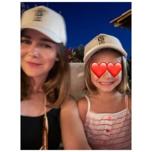 Natalia Sánchez Instagram - PRIMERA PARADA #Verano2024 🌅
1: Último atardecer del viaje.
2: Yo, siendo “yo” y mis pobres hijos asumiéndolo. 🥸🔫
3: Neo imitando la locura de su madre(todo se pega…😂).
4:Dos de las sonrisas que más me llenan el alma.
5: Marc en su salsa…🔥
6: Lia diciendo que si enseña los dientes parecemos hermanas(yo dejando que lo crea, obviando los 28 años que nos separan…🤫).
7: Solos ante la inmensidad con el agua a 29°C.
8: Marc sintiéndose un Masái en canoa (pero no).
9: Neo aprendiendo a confiar.🥹
10: Lia y Neo haciéndome creer que no se van a pelear en todo el viaje(spoiler: era mentira😒).

El tiempo en familia es un regalo…🙏🥹